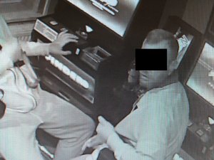 wizerunek osoby podejrzewanej o rozbój, zarejestrowanej przez monitoring