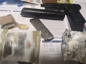 zabezpieczona przez funkcjonariuszy broń i narkotyki