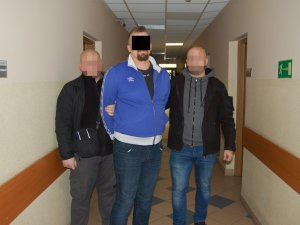 zatrzymany 31-latek prowdzony przez policjantów
