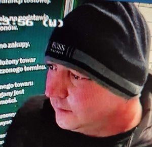 wizerunek podejrzanego o przywłaszczenie wyrobów jubilerskich