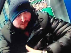 wizerunek podejrzanego o przywłaszczenie wyrobów jubilerskich