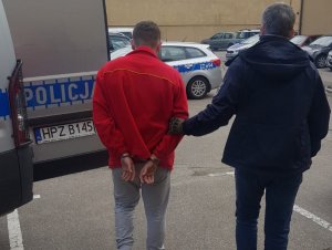 zatrzymany 23-latek prowadzony przez policjantów