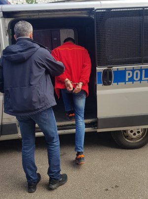 zatrzymany 23-latek prowadzony przez policjantów