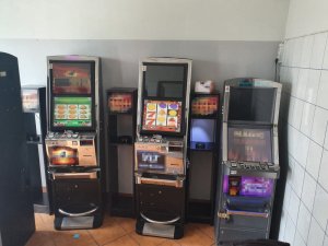 zabezpieczone przez funkcjonariuszy automaty do gier