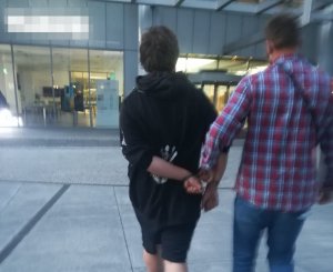 podejrzany o użycie cudzej karty płatniczej prowadzony przez policjanta