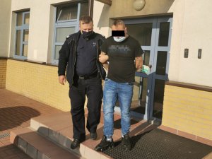 podejrzany o posiadanie środków odurzających prowadzony przez policjantów