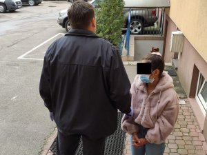zatrzymana kobieta obywatelka Bułgarii prowadzona przez policjanta po cywilnemu