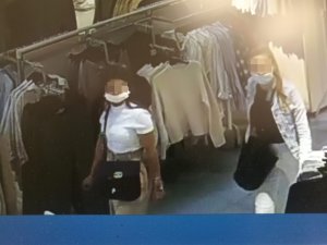 wizerunek dwóch kobiet na tle ubrań zarejestrowany przez kamery monitoringu