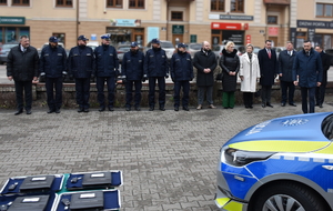 Uroczyste przekazanie radiowozów policjantom Komendy Powiatowej Policji w Wołominie oraz Komisariatom Policji