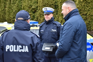 Uroczyste przekazanie radiowozów policjantom Komendy Powiatowej Policji w Wołominie oraz Komisariatom Policji