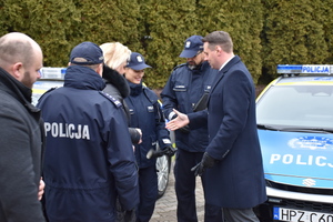 Uroczyste przekazanie radiowozów policjantom Komendy Powiatowej Policji w Wołominie oraz Komisariatom Policji