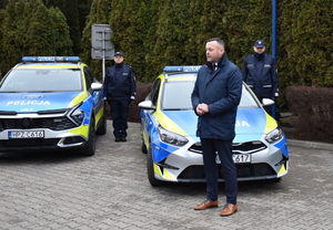 Uroczyste przekazanie radiowozów policjantom Komendy Powiatowej Policji w Wołominie oraz Komisariatom Policji