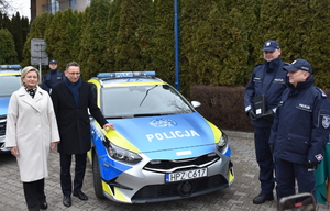 Uroczyste przekazanie radiowozów policjantom Komendy Powiatowej Policji w Wołominie oraz Komisariatom Policji