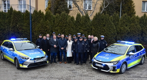 Uroczyste przekazanie radiowozów policjantom Komendy Powiatowej Policji w Wołominie oraz Komisariatom Policji