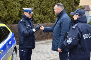 Uroczyste przekazanie radiowozów policjantom Komendy Powiatowej Policji w Wołominie oraz Komisariatom Policji