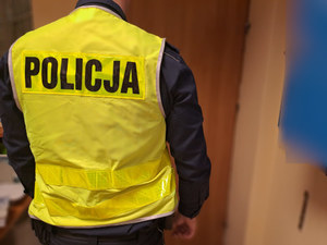 Policjant w kamizelce odblaskowej