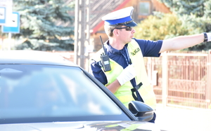 Policjant ruchu drogowego podczas służby