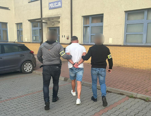 Policjanci z zatrzymanym