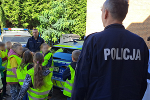 Dzieci z wizytą w budynku Komisariatu Policji w Kobyłce