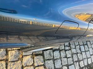 Opona wystająca poza obrys samochodu