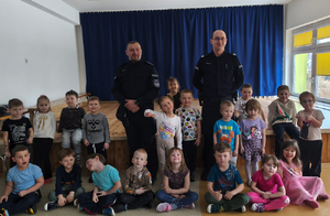 Bezpieczeństwo od przedszkola - wizyta dzielnicowych w Przedszkola Samorządowego Baśniowa Kraina w Tłuszczu