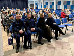 Spotkanie w Miejskim Ośrodku Kultury w Ząbkach, na temat oszustw na tzw.„legendę”, przeprowadzili policjanci Komisariatu Policji w Ząbkach.