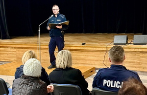 Spotkanie w Miejskim Ośrodku Kultury w Ząbkach, na temat oszustw na tzw.„legendę”, przeprowadzili policjanci Komisariatu Policji w Ząbkach.
