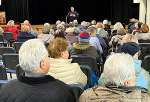 Spotkanie w Miejskim Ośrodku Kultury w Ząbkach, na temat oszustw na tzw.„legendę”, przeprowadzili policjanci Komisariatu Policji w Ząbkach.