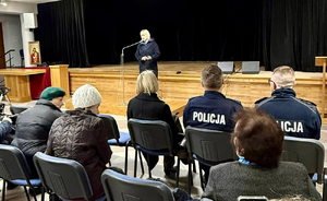 Spotkanie w Miejskim Ośrodku Kultury w Ząbkach, na temat oszustw na tzw.„legendę”, przeprowadzili policjanci Komisariatu Policji w Ząbkach.