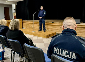 Spotkanie w Miejskim Ośrodku Kultury w Ząbkach, na temat oszustw na tzw.„legendę”, przeprowadzili policjanci Komisariatu Policji w Ząbkach.