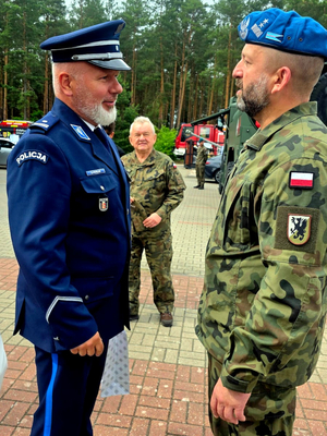 Komendant Powiatowy Policji w Wołominie wraz z Generałem Dywizji Dariuszem Mendralą