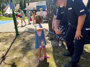 Dziewczynka z Komendantem Powiatowym Policji w Wołominie