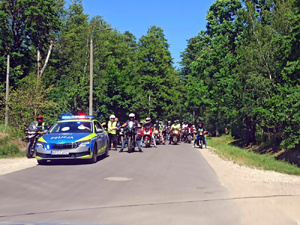 Policjanci zabezpieczają przejazd motocyklistów